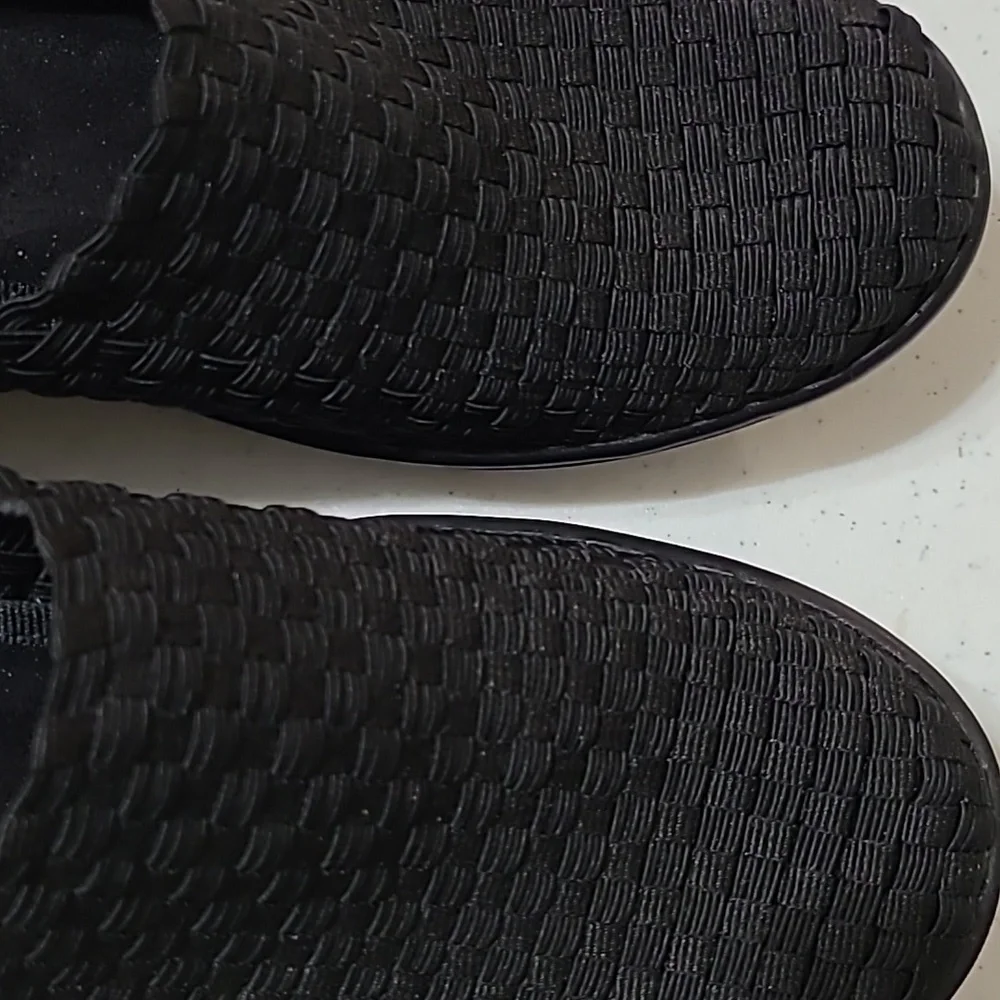 Baretraps Ulricka black basketweave wedges size 8.5